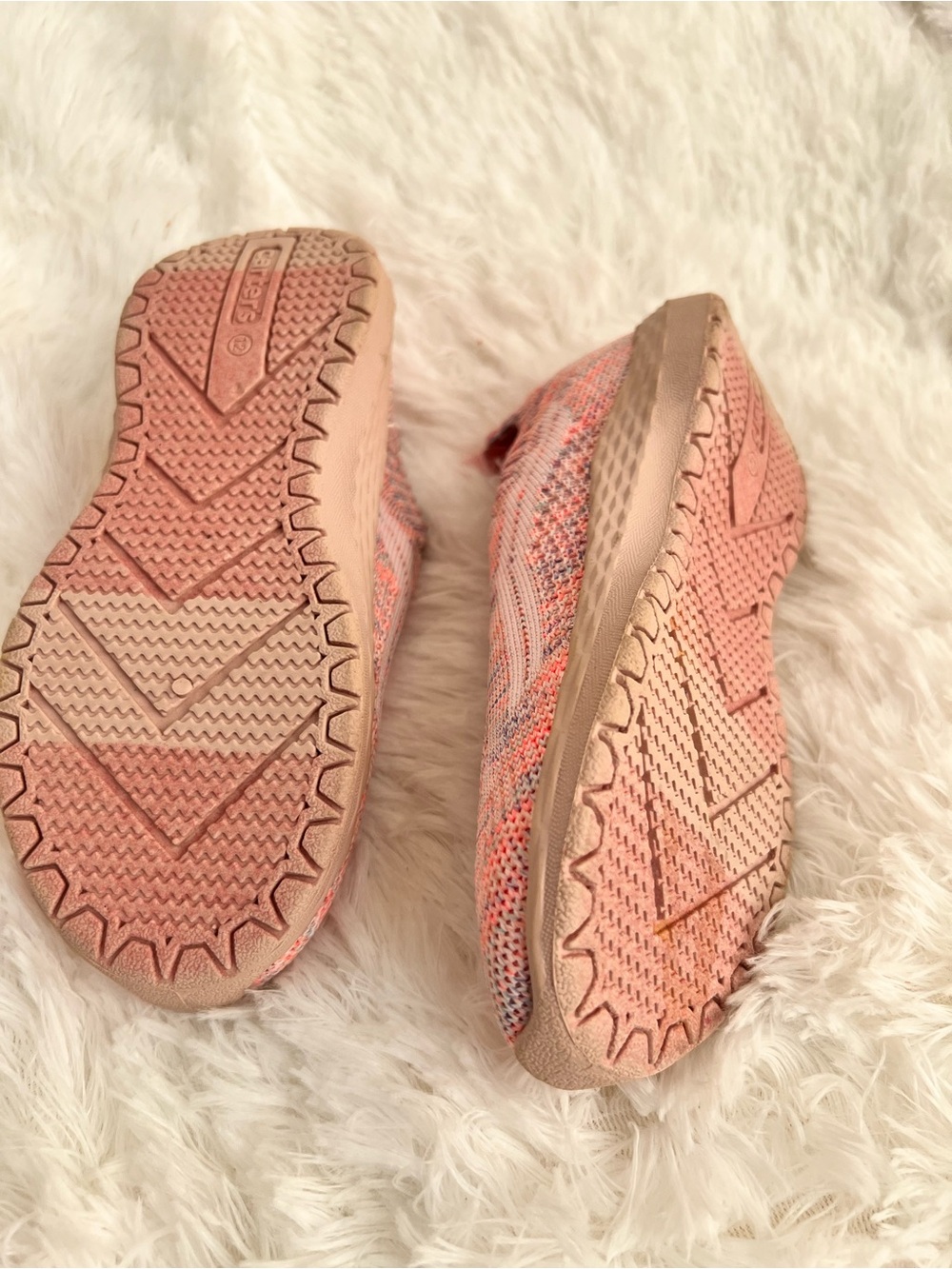 Carter’s lil girls pink light up size 4
